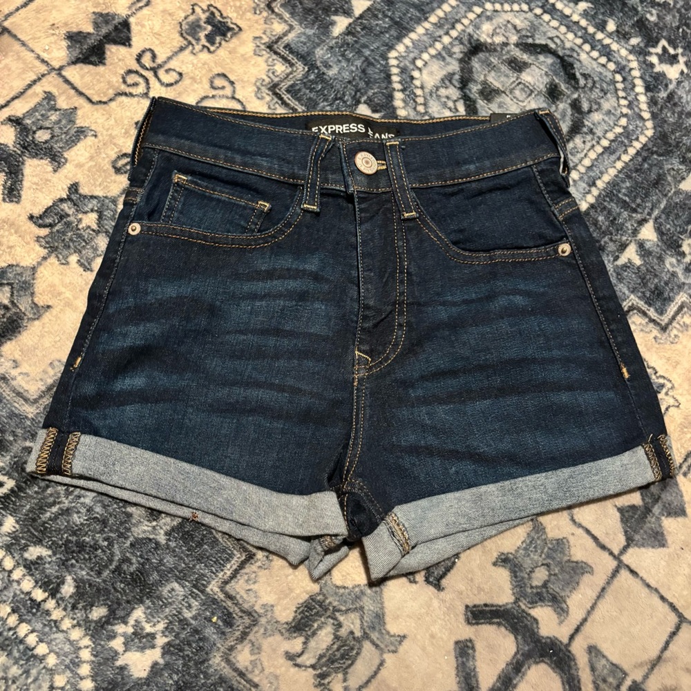 NWT EXPRESS PERFORMANCE STRETCH HIRISE DARK WASH CUFFED SHORTS